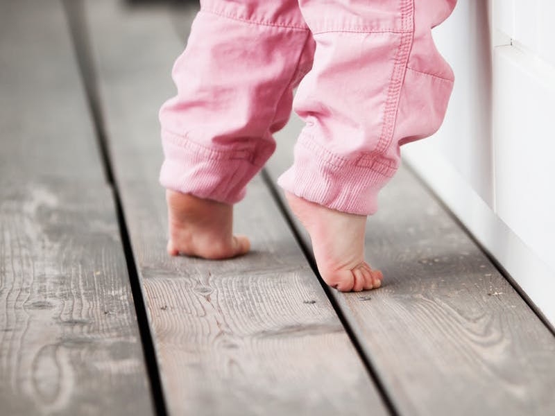 &Ccedil;ocuklarda Parmak Ucunda Y&uuml;r&uuml;me